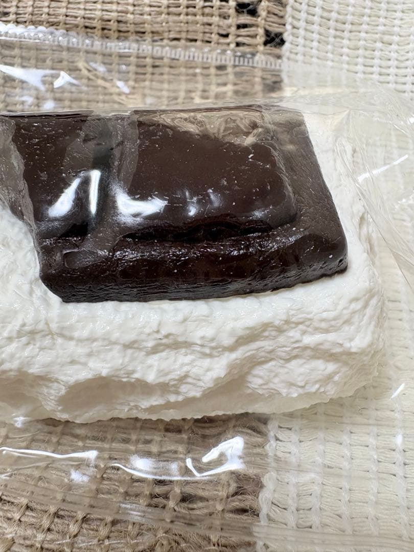 300円スタート　新品　チョコ　ケーキ　スクイーズ　チャーム付き — image 3