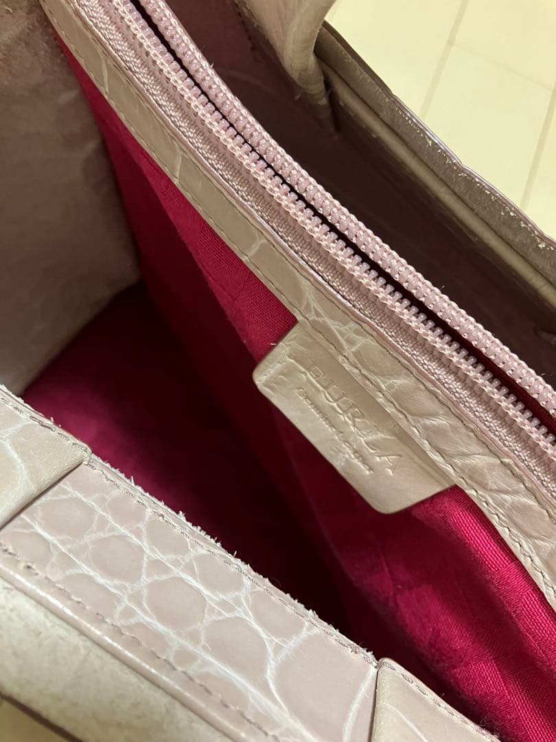 FURLA ハンドバッグ クロコ型押し 薄ピンクグレージュ — image 2