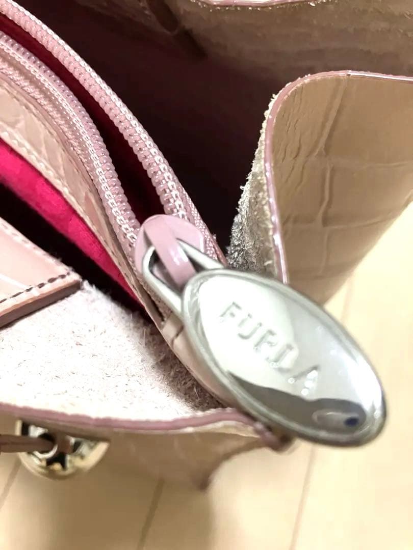 FURLA ハンドバッグ クロコ型押し 薄ピンクグレージュ — image 4