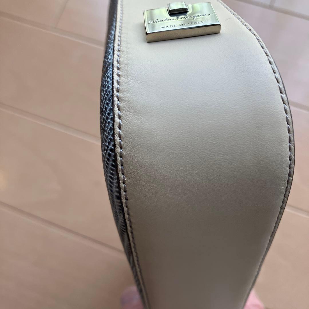 フェラガモ　リザードショルダーバック — image 3