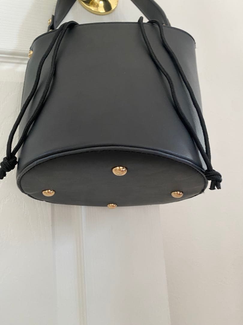 ブラック バケツ型 ハンドバッグ — image 2
