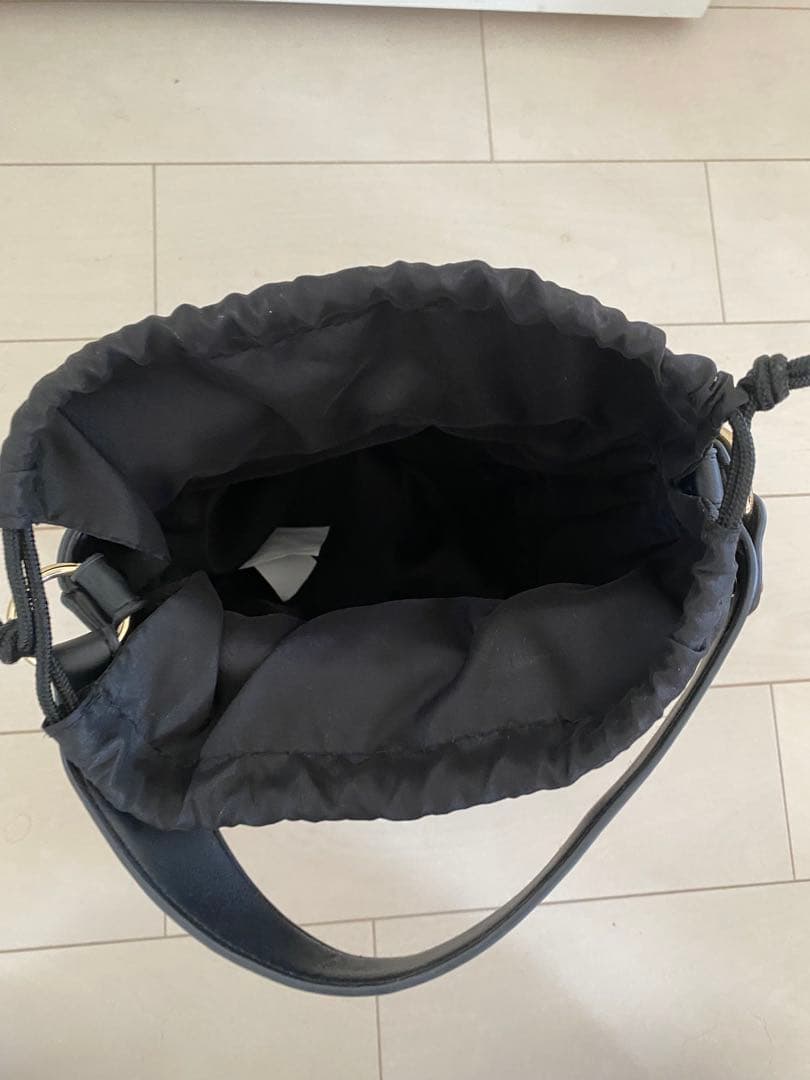 ブラック バケツ型 ハンドバッグ — image 4