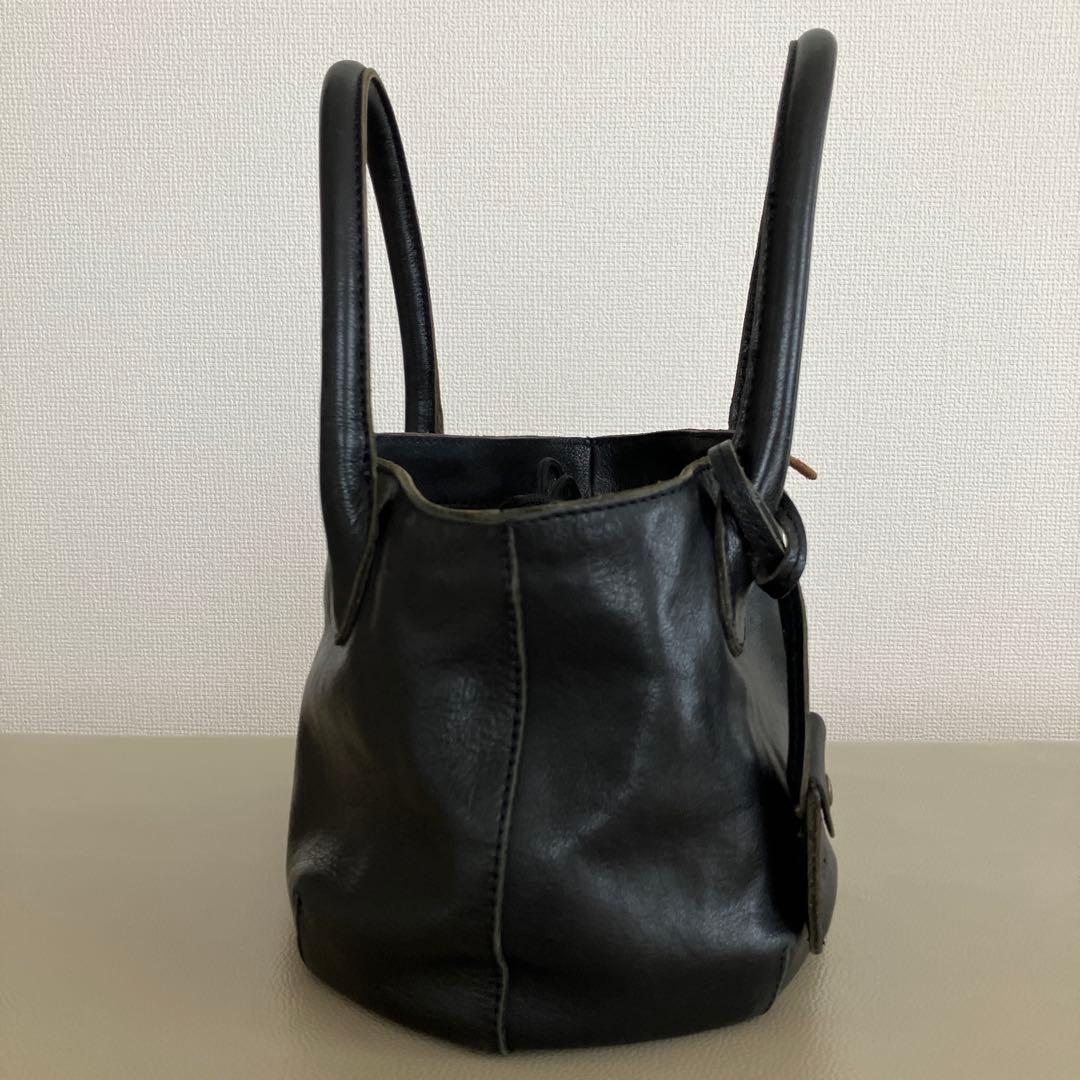 Toleur トーラ　レザーハンドバッグ ブラック 本革　チャーム付 — image 2