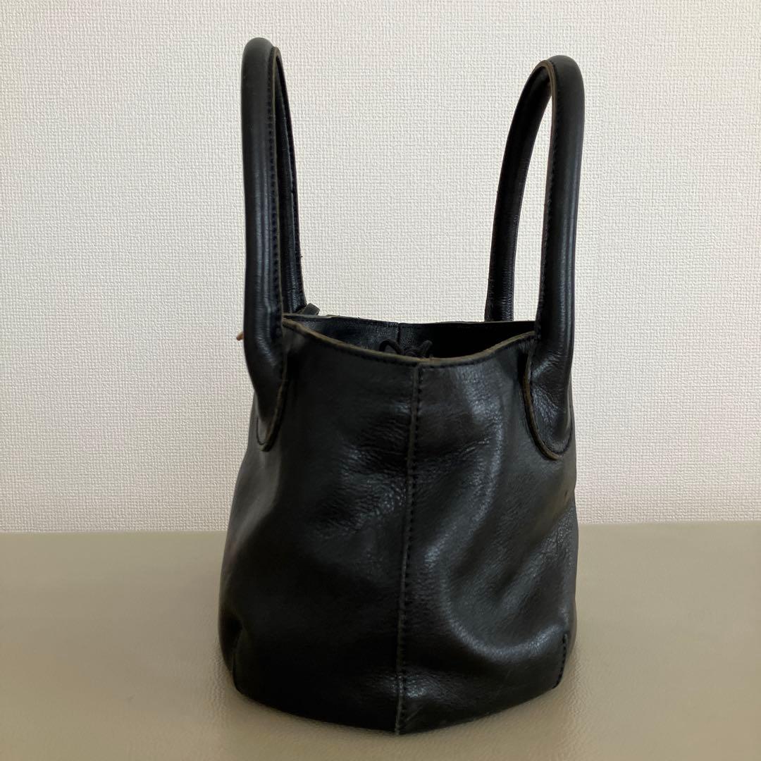 Toleur トーラ　レザーハンドバッグ ブラック 本革　チャーム付 — image 4