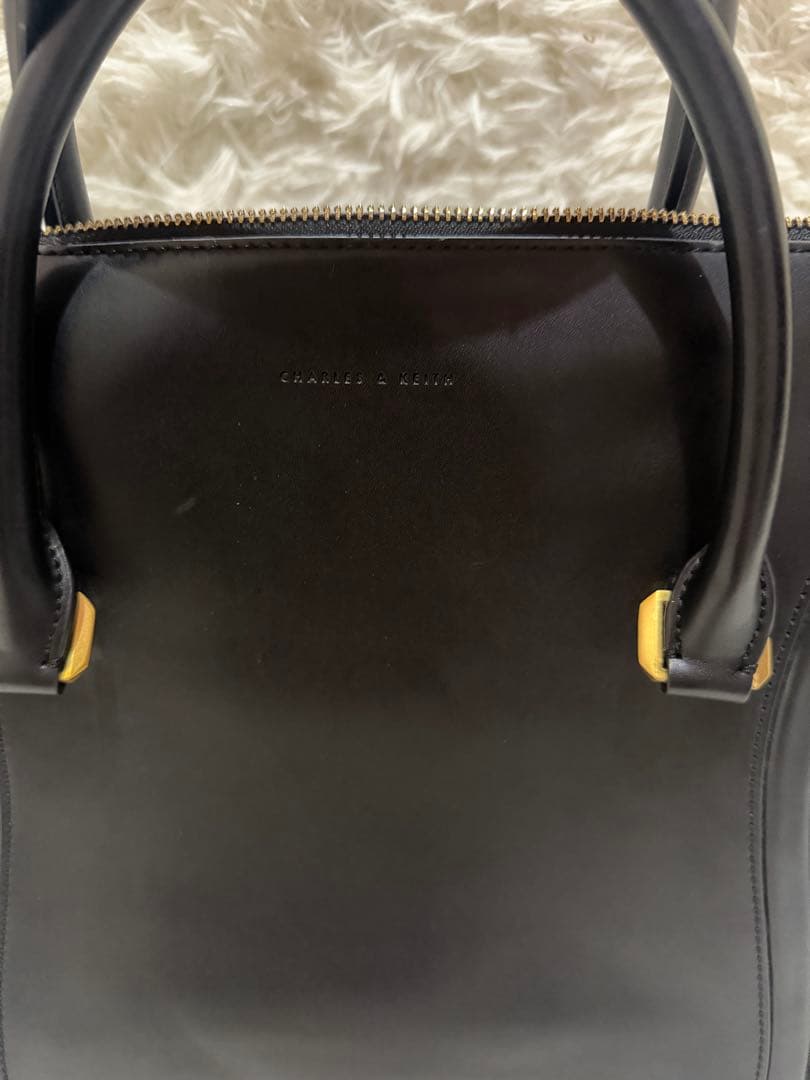 CHARLES & KEITH ハンドバッグ ブラック パスケース付 金具 — image 2