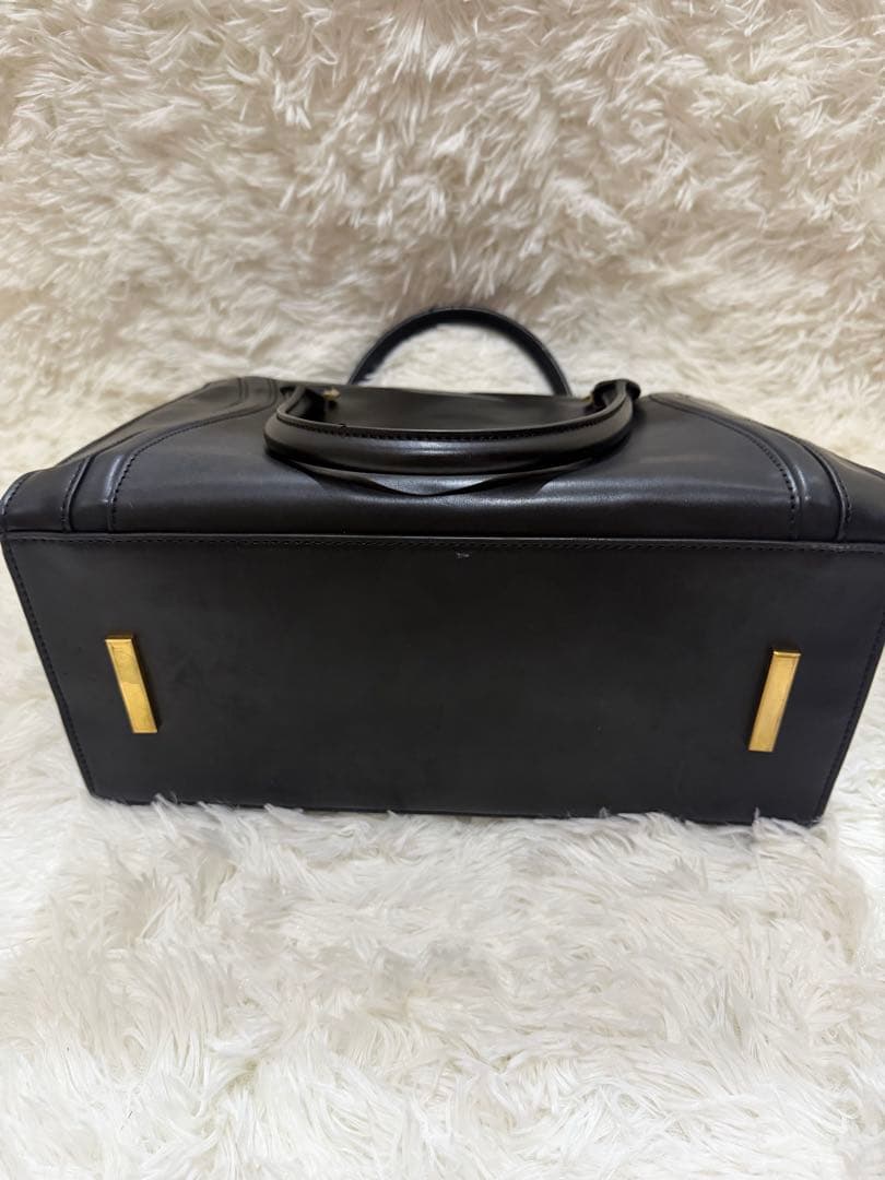 CHARLES & KEITH ハンドバッグ ブラック パスケース付 金具 — image 3