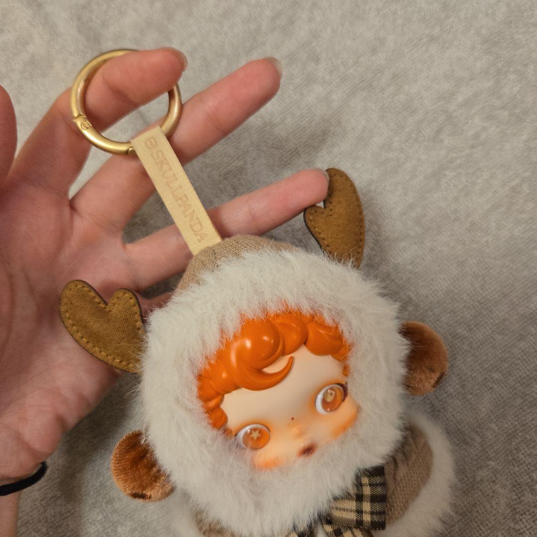 POPMART SKULLPANDA Winter Symphony ペンダント — image 3