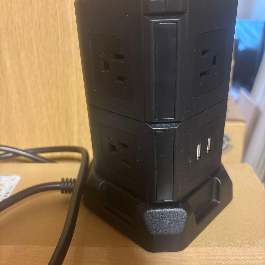 タワー型電源タップ USBポート付き 本体　1口変形あり ジャンク — image 2