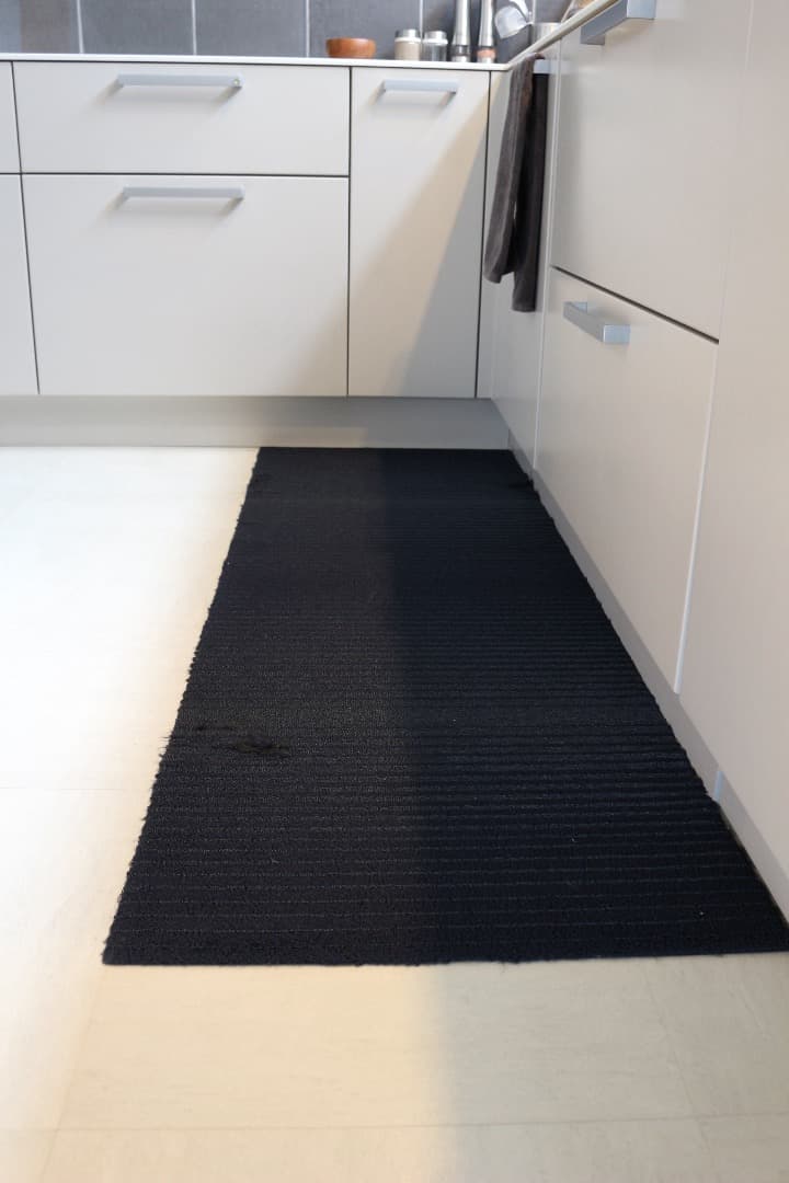 チルウィッチ キッチンマット 183×61cm スキニーストライプ ネイビー — image 3