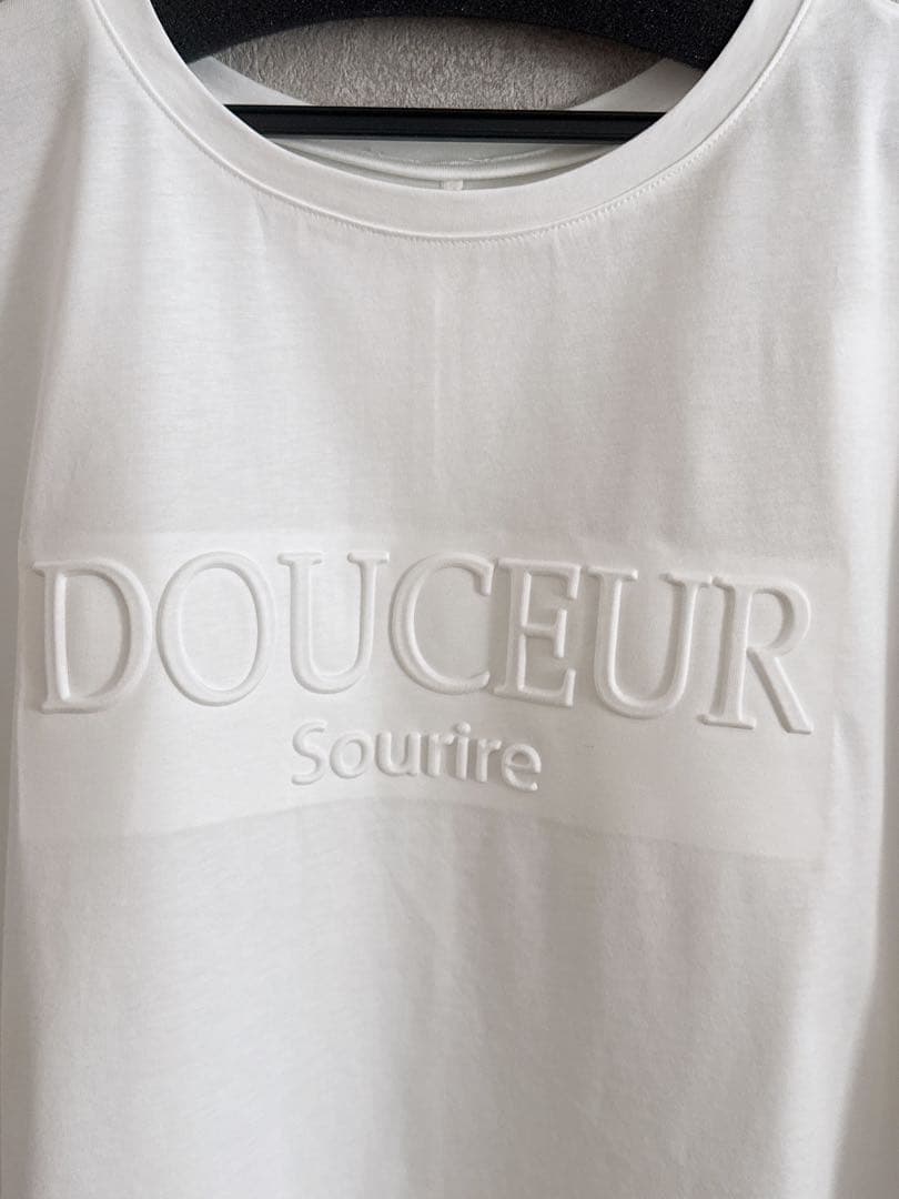 【新品未使用】エンボスロゴTシャツ — image 3