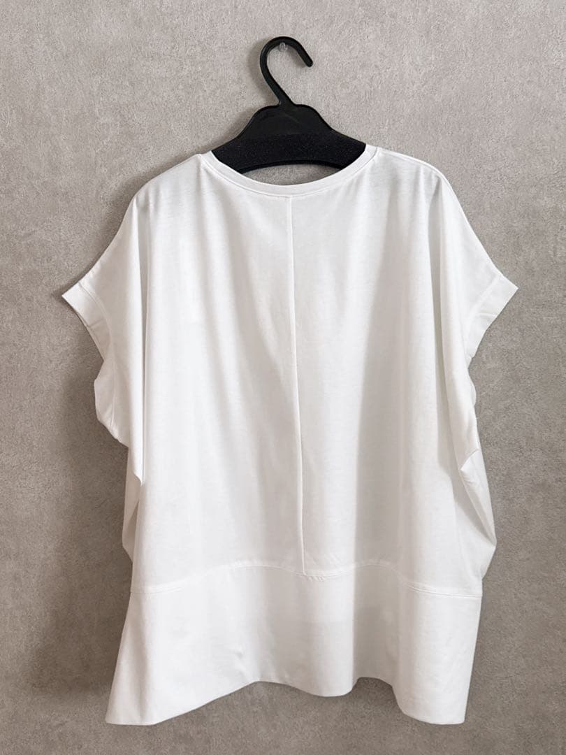 【新品未使用】エンボスロゴTシャツ — image 4