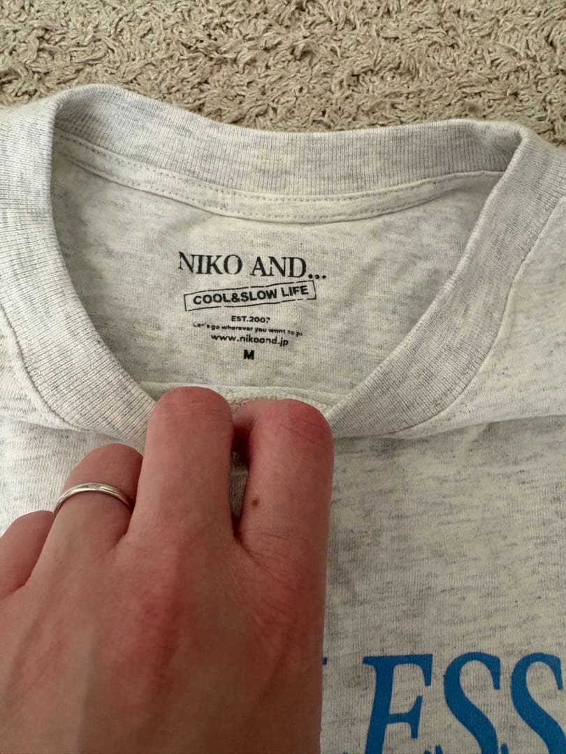 NIKO AND... ロゴプリント フリル袖 Tシャツ グレー M — image 2