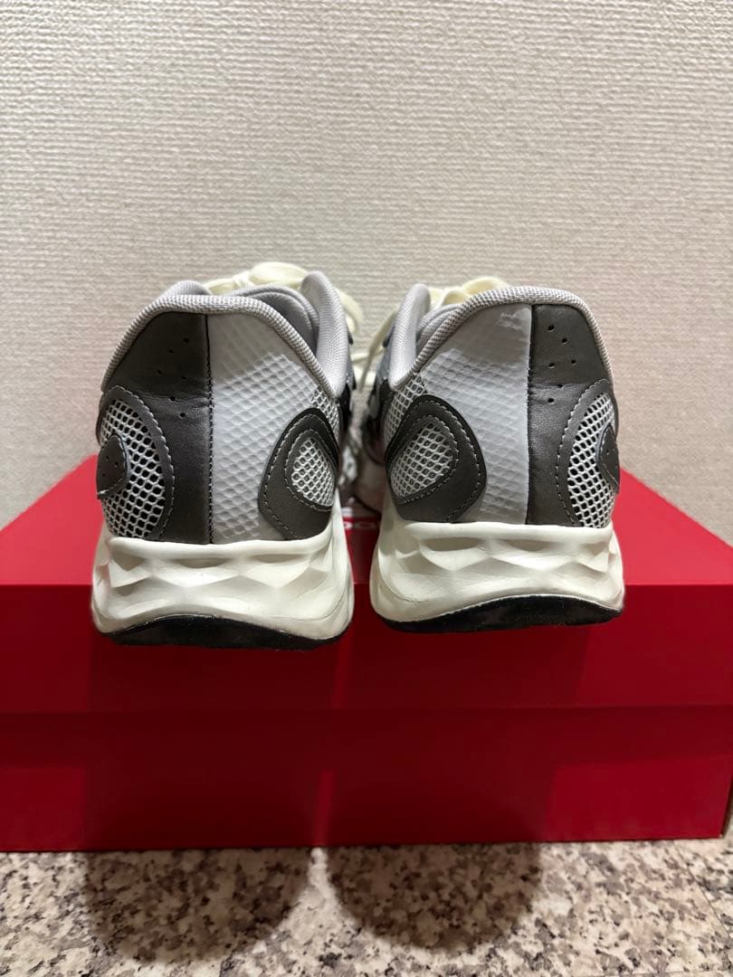 New Balance Fresh Foam Arishi v4 グレー — image 4