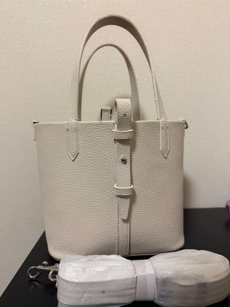 美品 ホワイトバッグ チャールズアンドキース風 — image 2