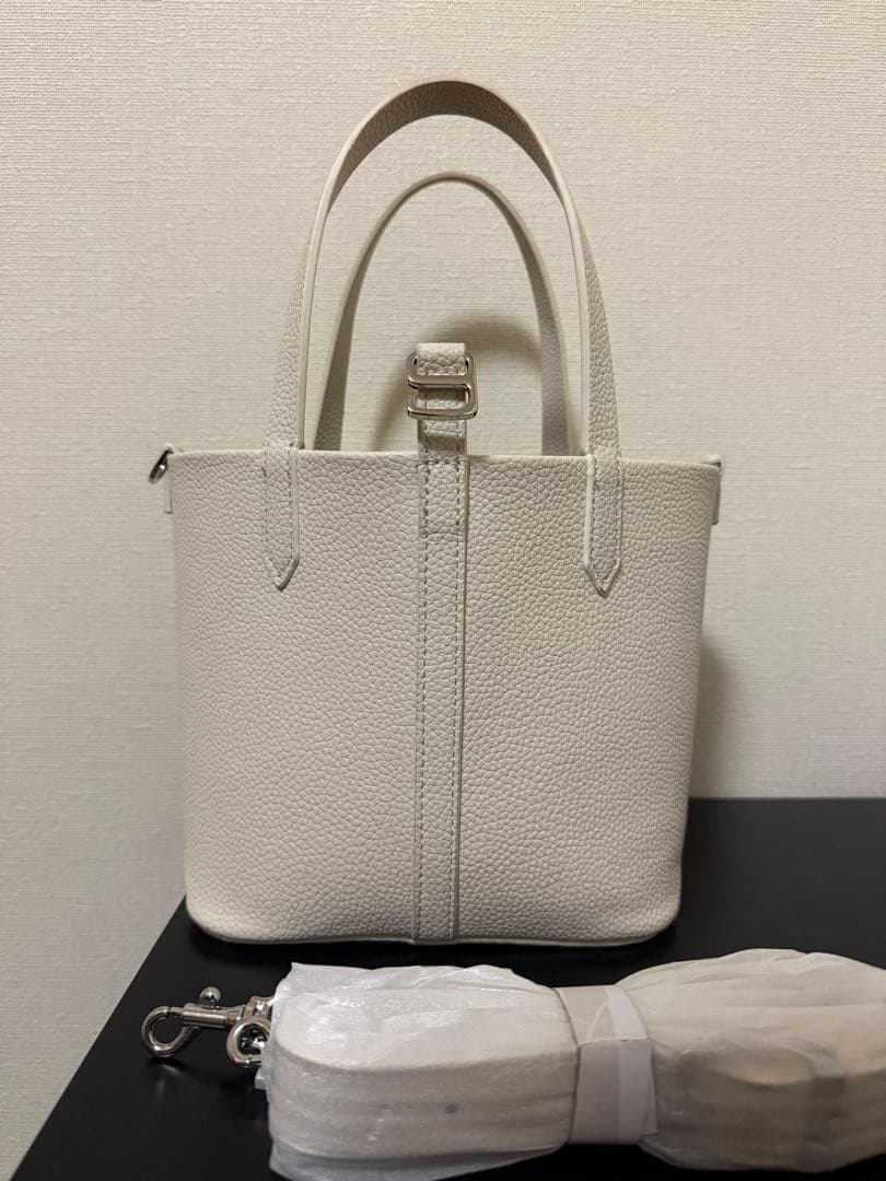 美品 ホワイトバッグ チャールズアンドキース風 — image 3