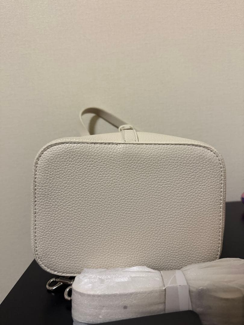 美品 ホワイトバッグ チャールズアンドキース風 — image 4