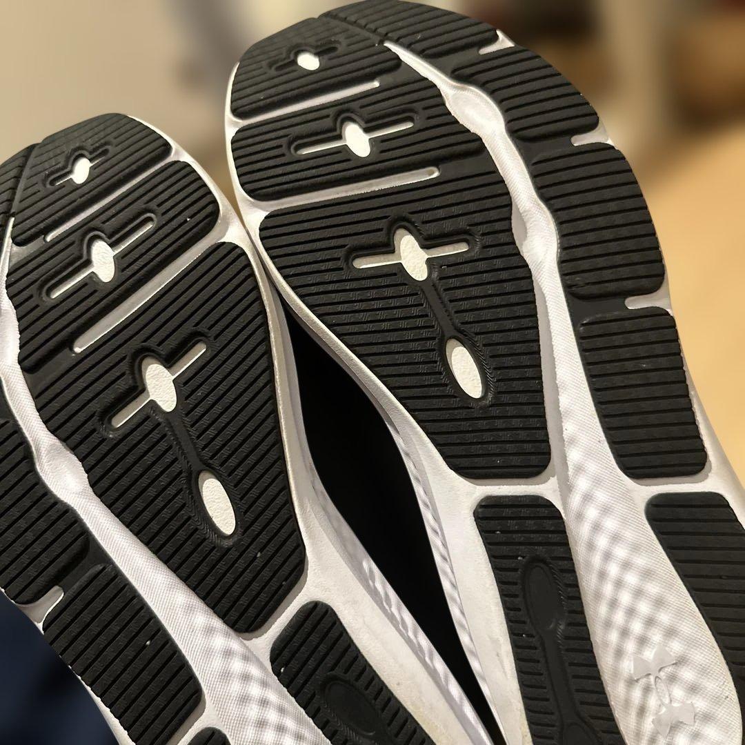 Under Armour Pursuit ブラックスニーカー — image 3