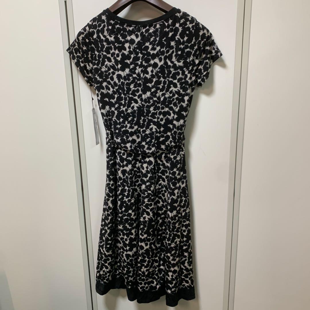 Style Ravie 黒と白の花柄ひざ丈ワンピース 半袖 — image 3