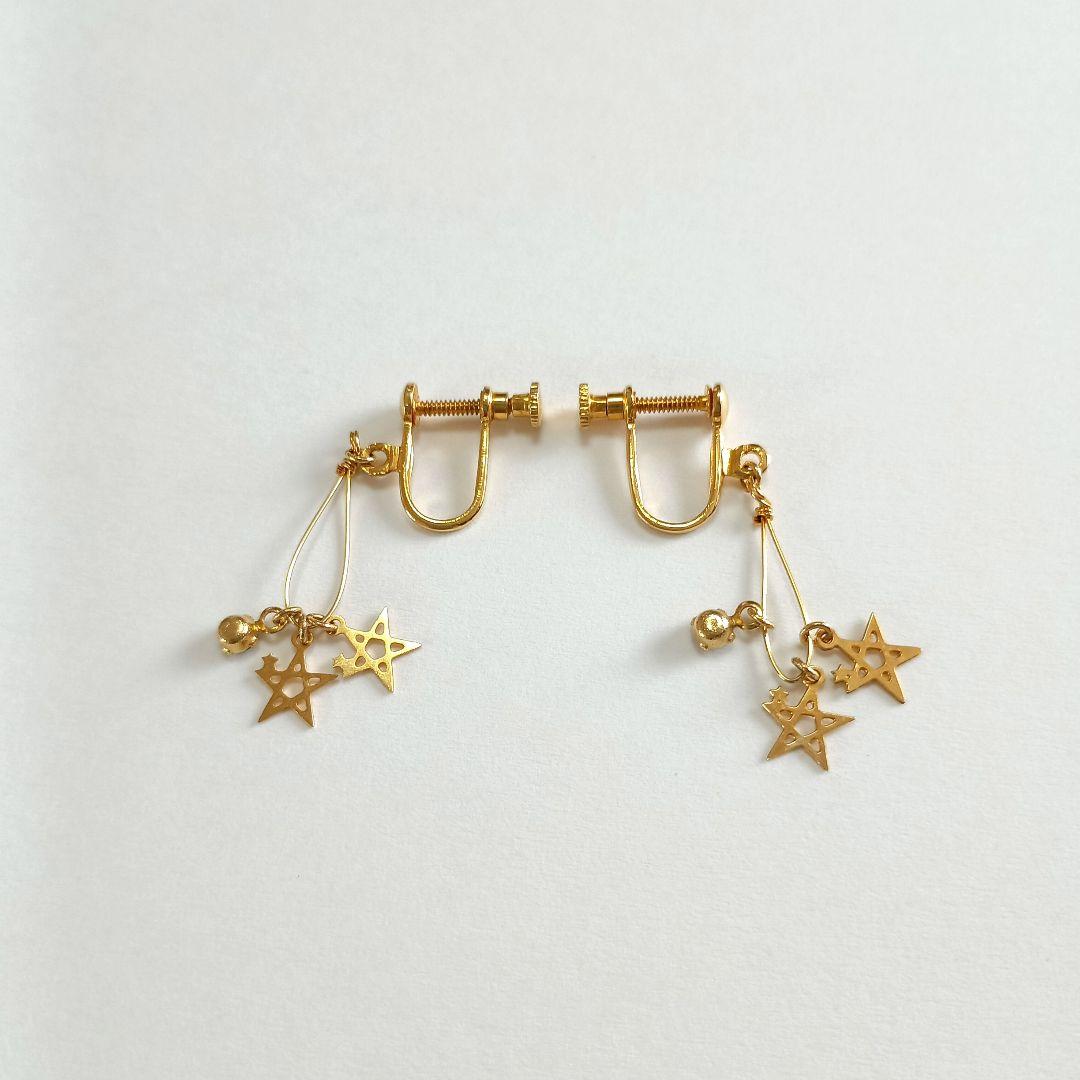 星型チャームの金メッキイヤリング — image 2