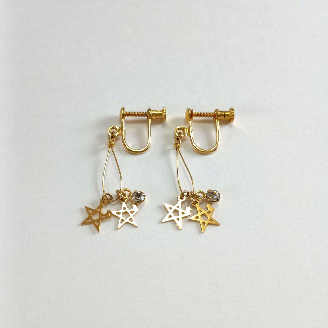 星型チャームの金メッキイヤリング — image 3