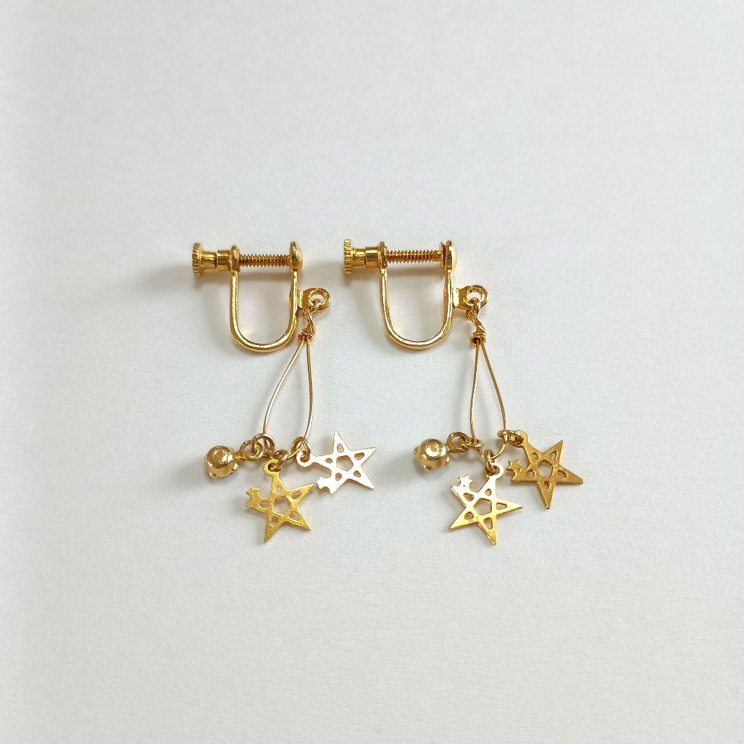 星型チャームの金メッキイヤリング — image 4