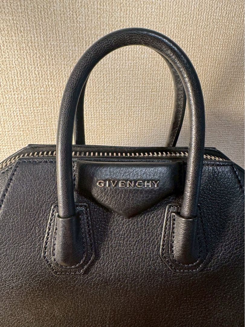 GIVENCHY ブラックレザー ハンドバッグ — image 3
