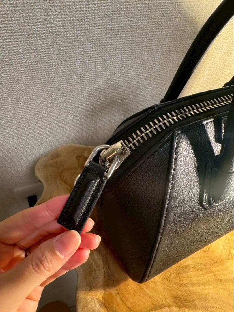 GIVENCHY ブラックレザー ハンドバッグ — image 4