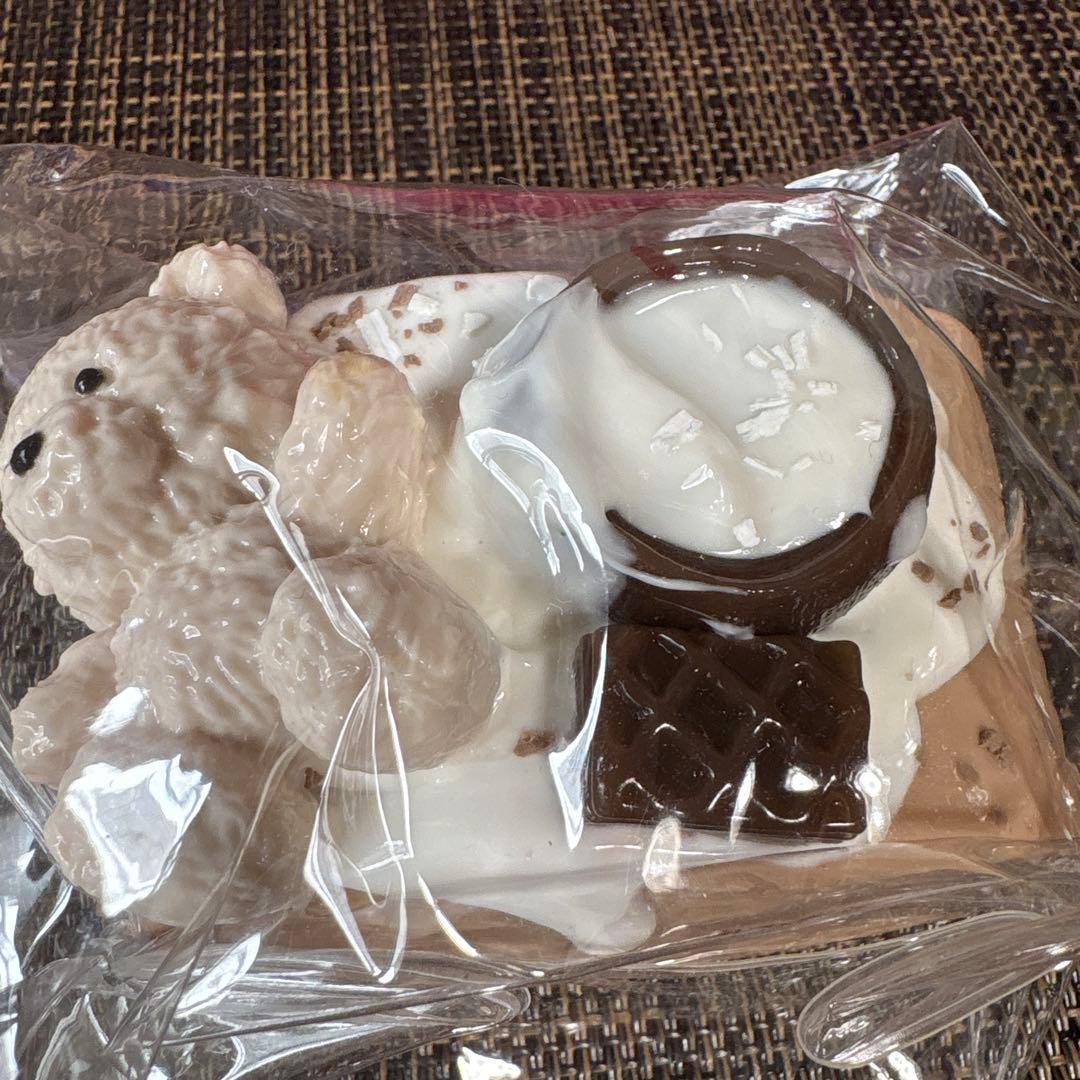 可愛いクマちゃんが乗っている チョコレートケーキ スクイーズ — image 2