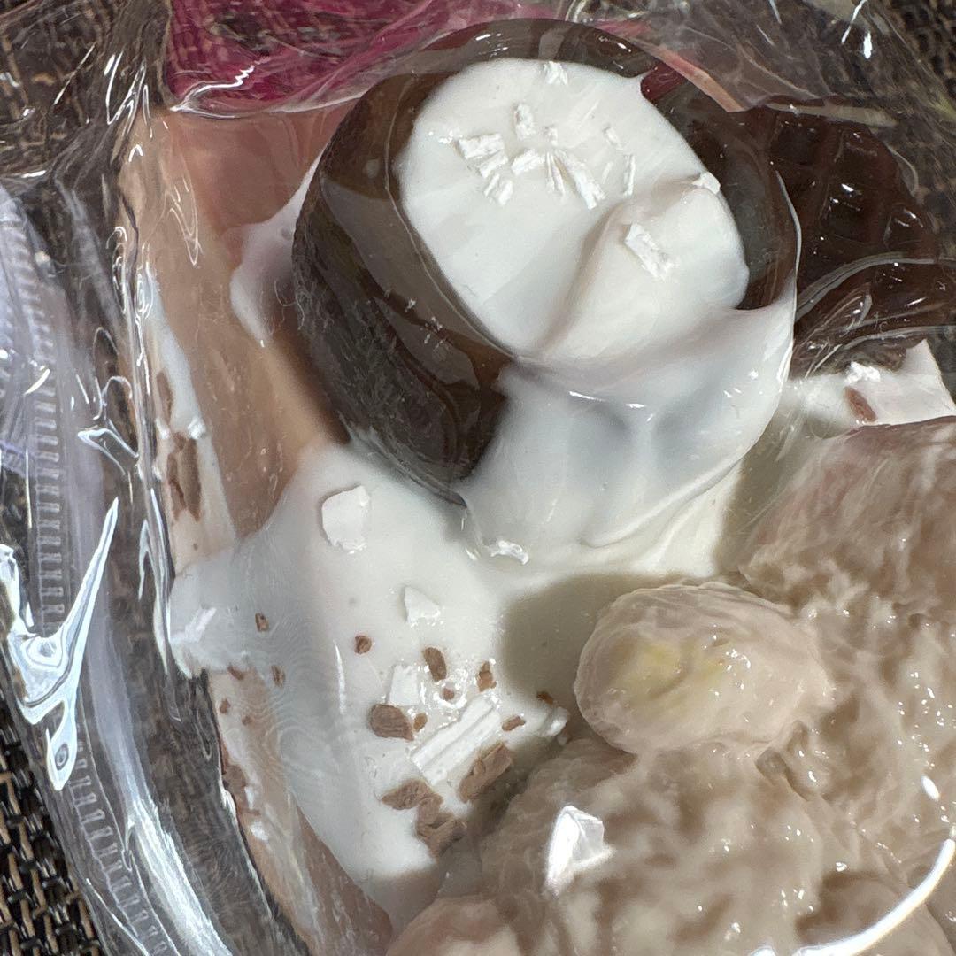 可愛いクマちゃんが乗っている チョコレートケーキ スクイーズ — image 3