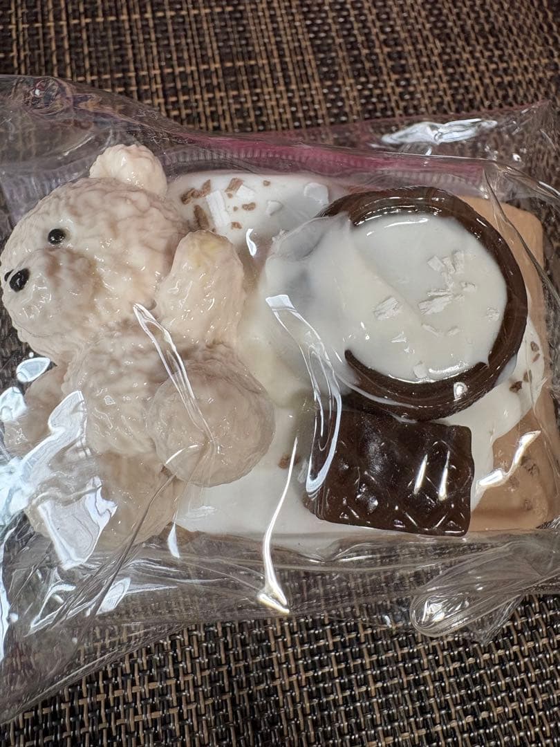 可愛いクマちゃんが乗っている チョコレートケーキ スクイーズ — image 4