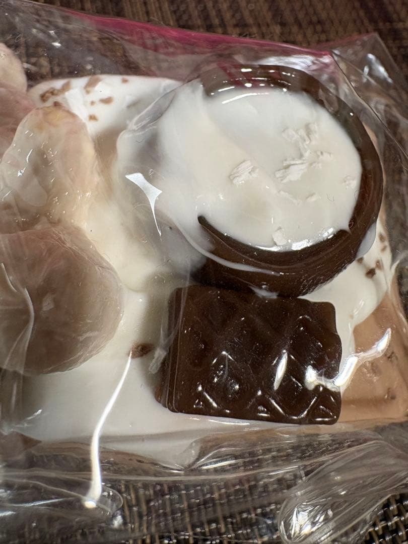 可愛いクマちゃんが乗っている チョコレートケーキ スクイーズ — image 5