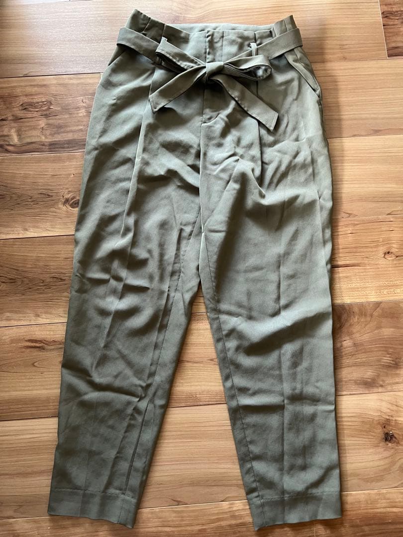 Spick&Span ウエストリボンタックテーパードパンツ カーキ色 34 — image 2
