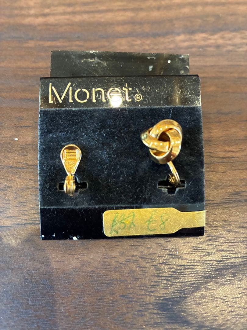 Monet ゴールド ねじれたスタッドイヤリング — image 3
