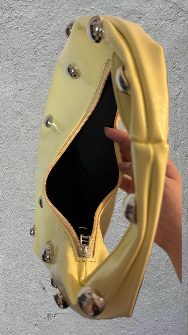 スタッズ付き イエロー ハンドバッグ — image 3