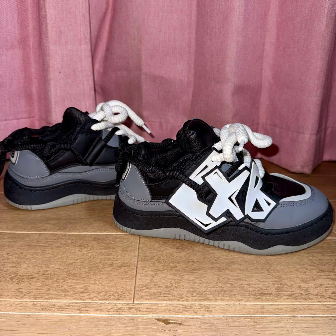 ブラック グレー スニーカー — image 2