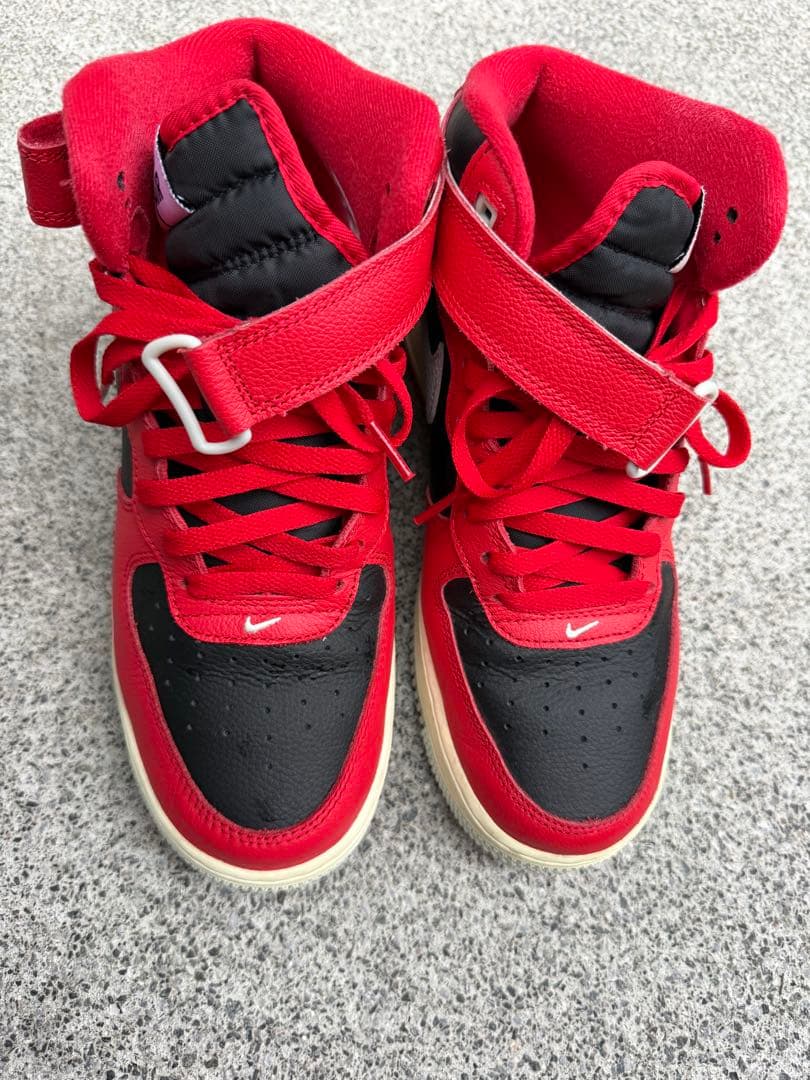 Nike Air 赤黒スニーカー　エアフォース1 ミッドスプリット — image 4