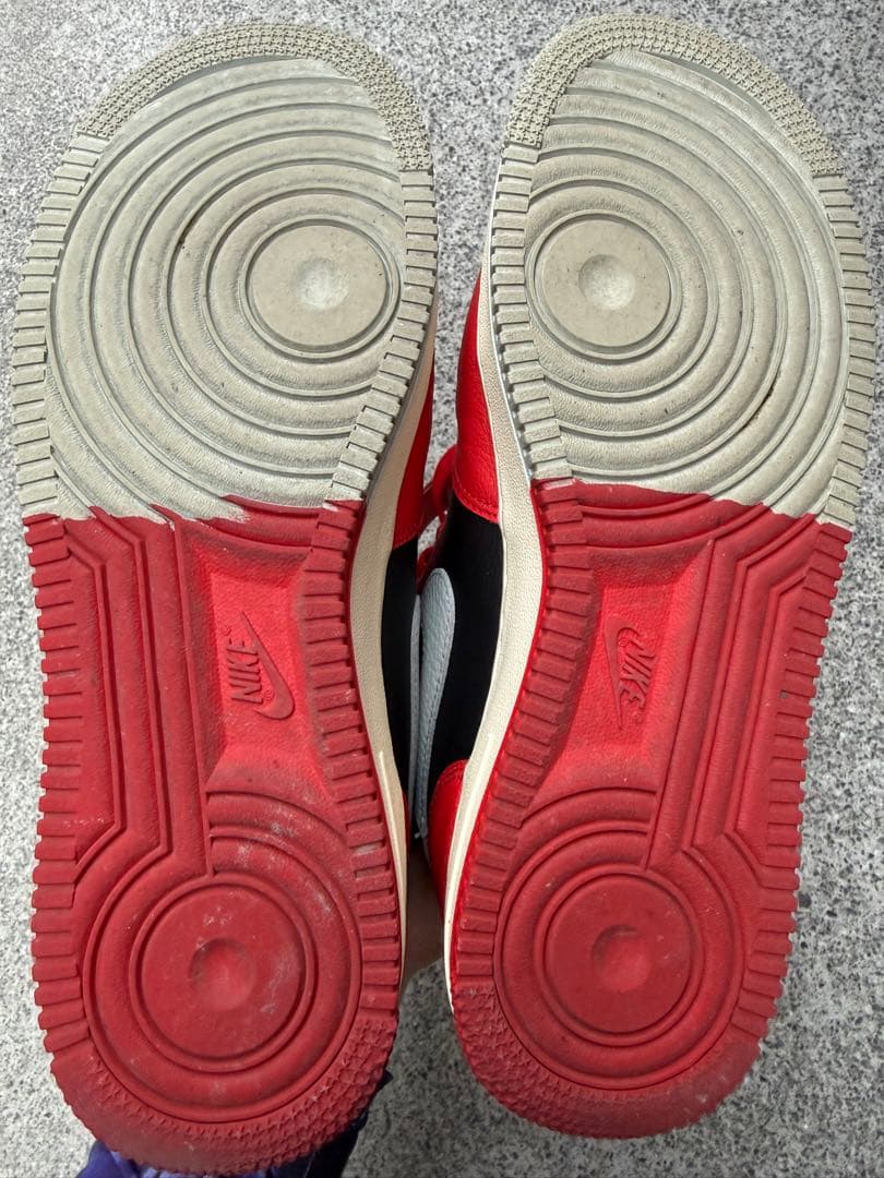 Nike Air 赤黒スニーカー　エアフォース1 ミッドスプリット — image 5