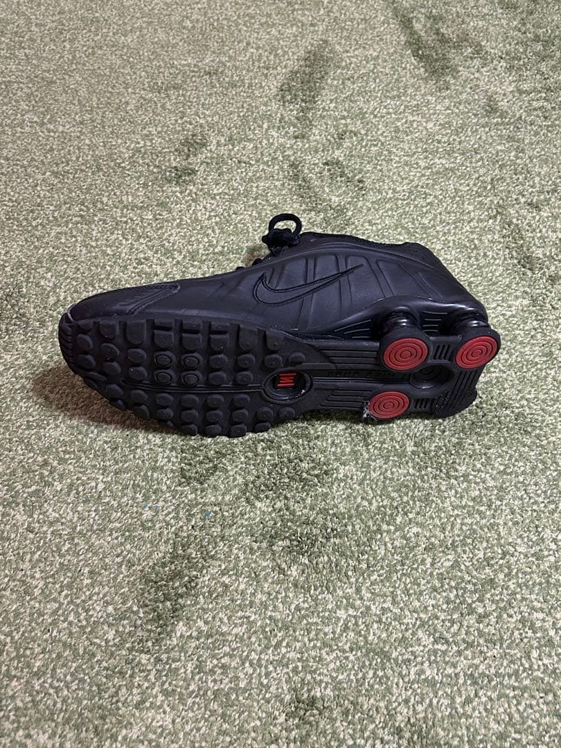 NIKE SHOX R4 ブラック レッド スニーカー — image 2