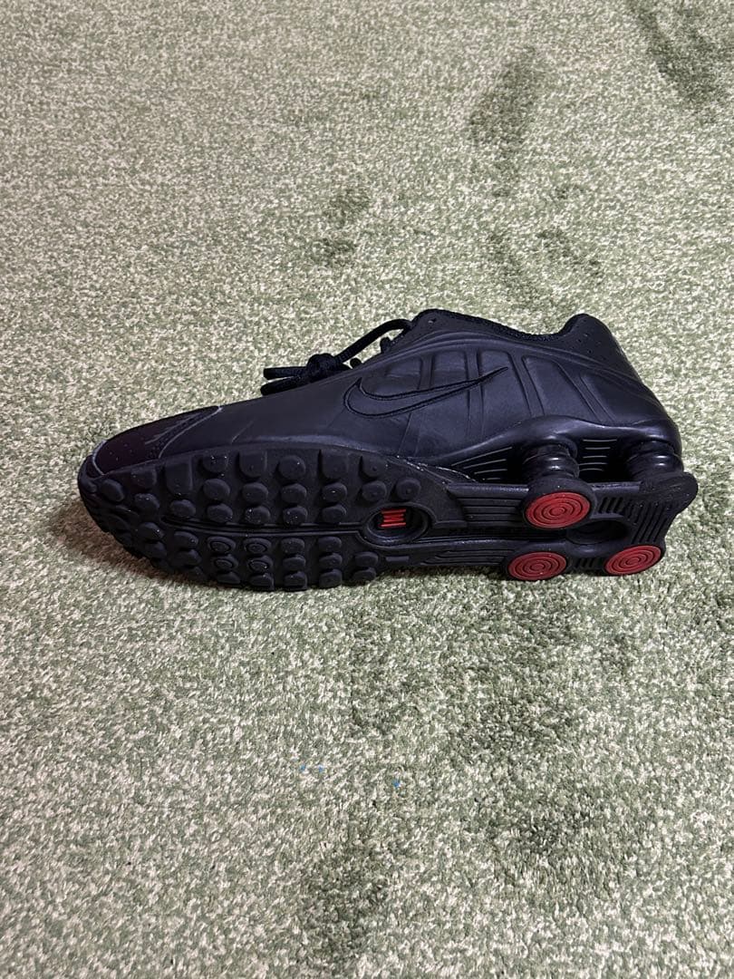 NIKE SHOX R4 ブラック レッド スニーカー — image 3