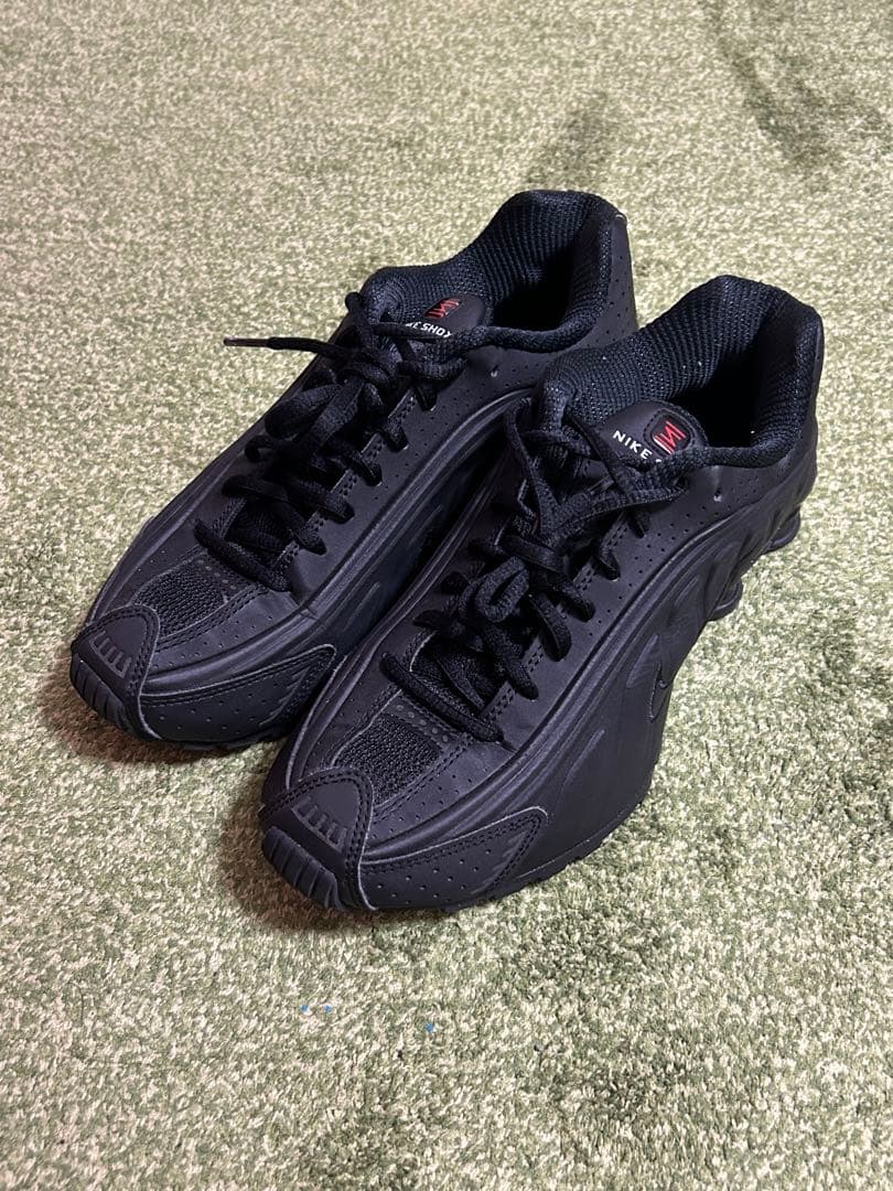 NIKE SHOX R4 ブラック レッド スニーカー — image 4