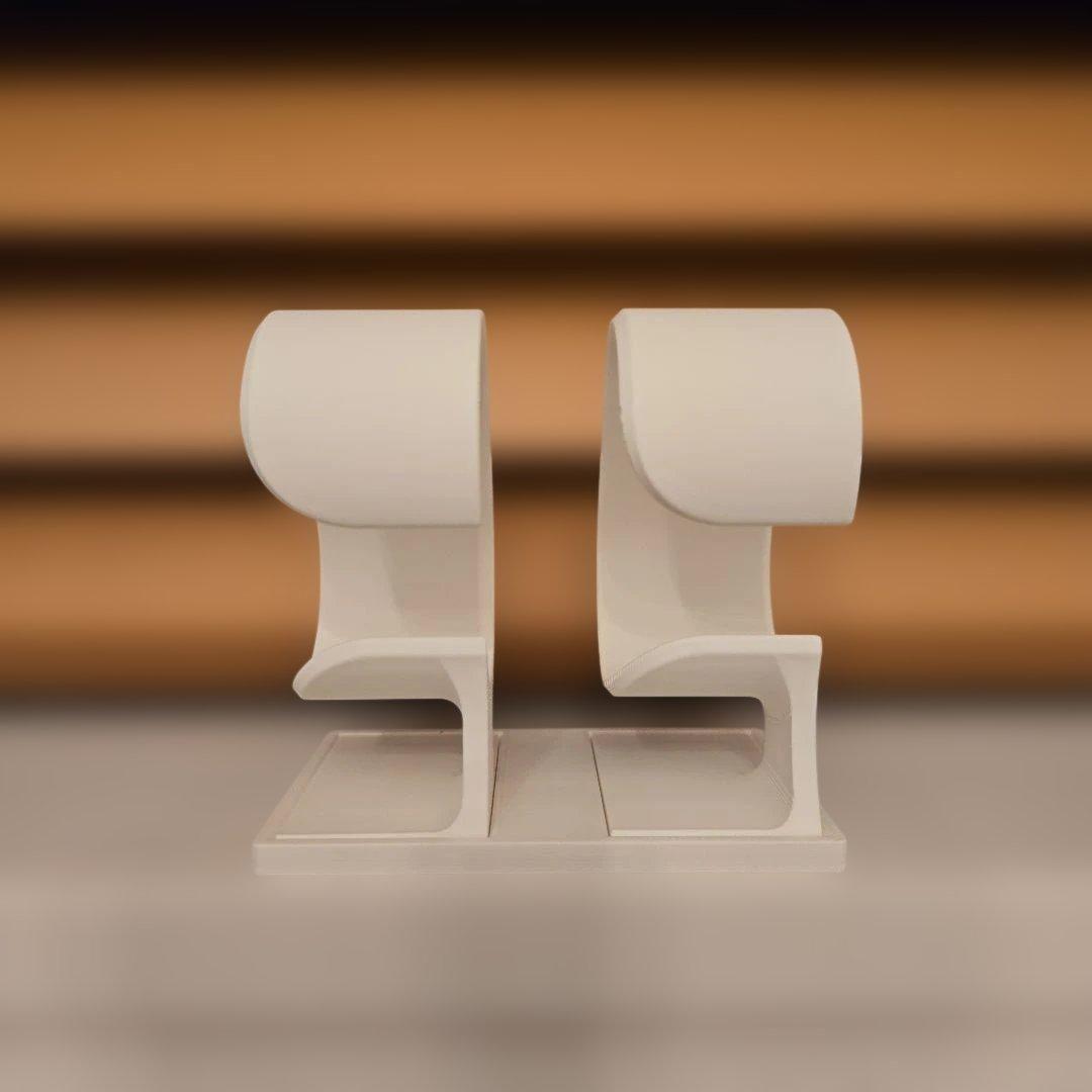 【白い】プラスチック製時計スタンド 2個 — image 2