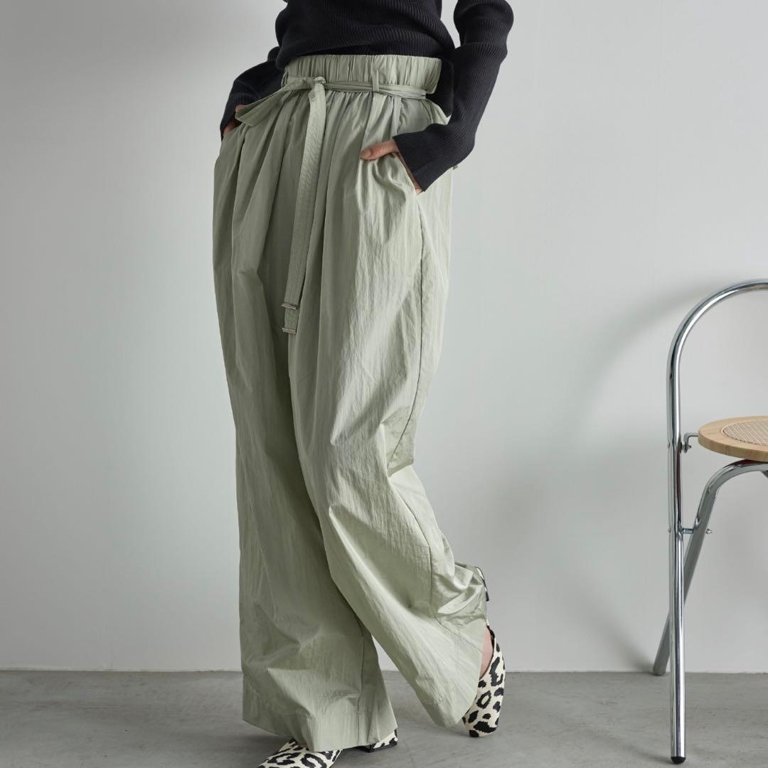 【THE YOn 】シャイニーナイロンタックワイドパンツ — image 2