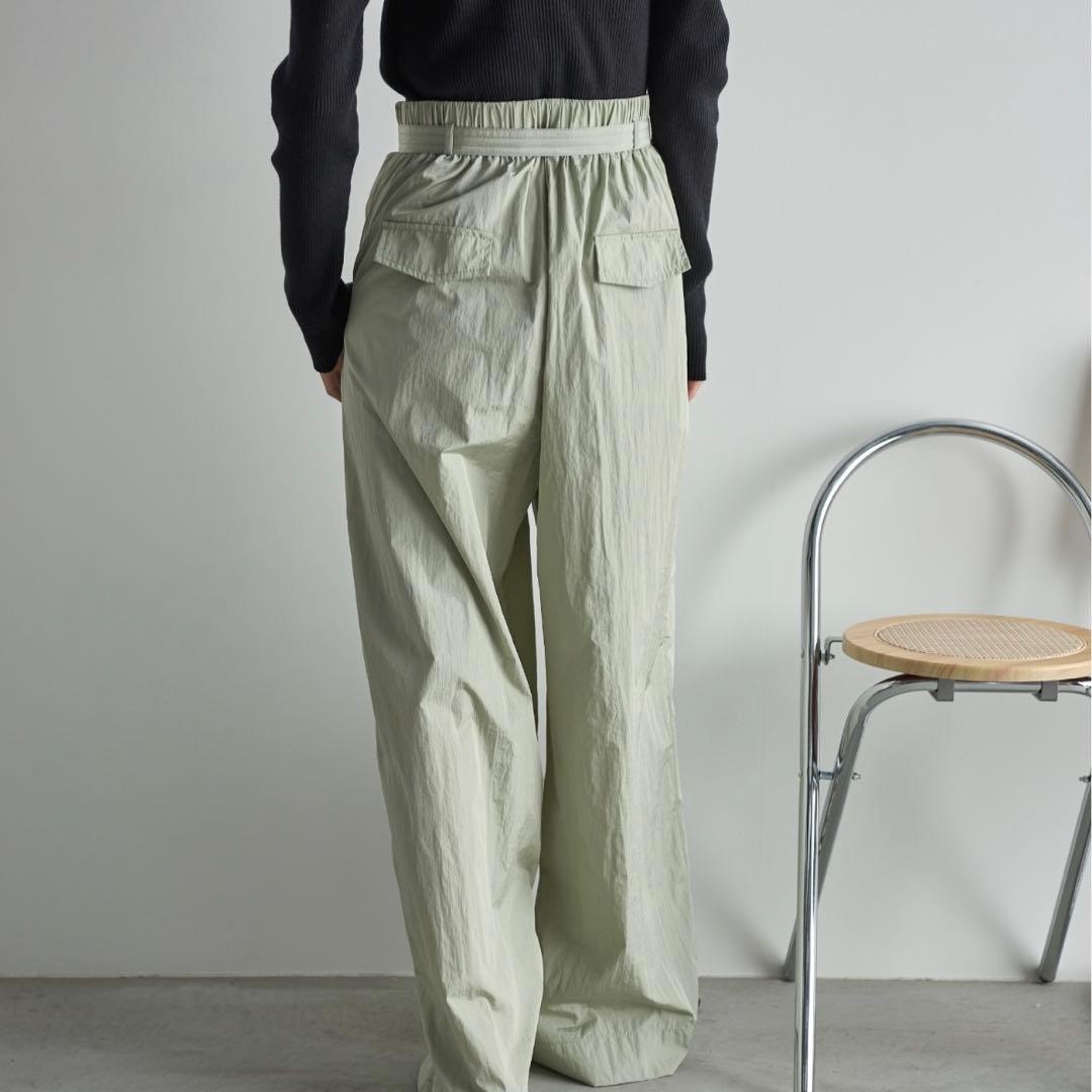 【THE YOn 】シャイニーナイロンタックワイドパンツ — image 3