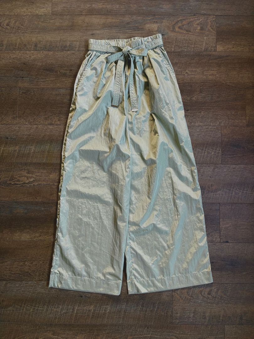 【THE YOn 】シャイニーナイロンタックワイドパンツ — image 4