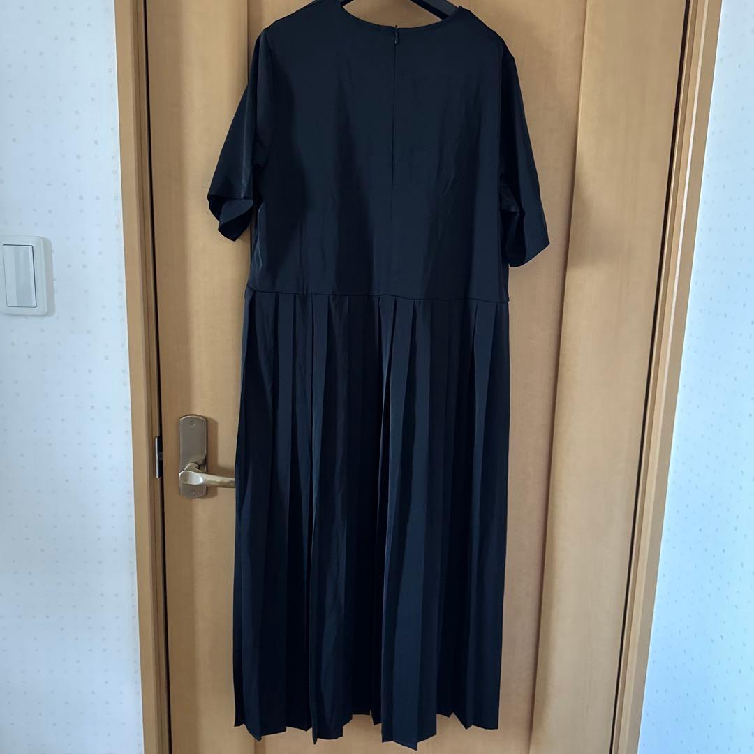 ＊新品未使用＊ 黒のプリーツロングワンピース — image 3