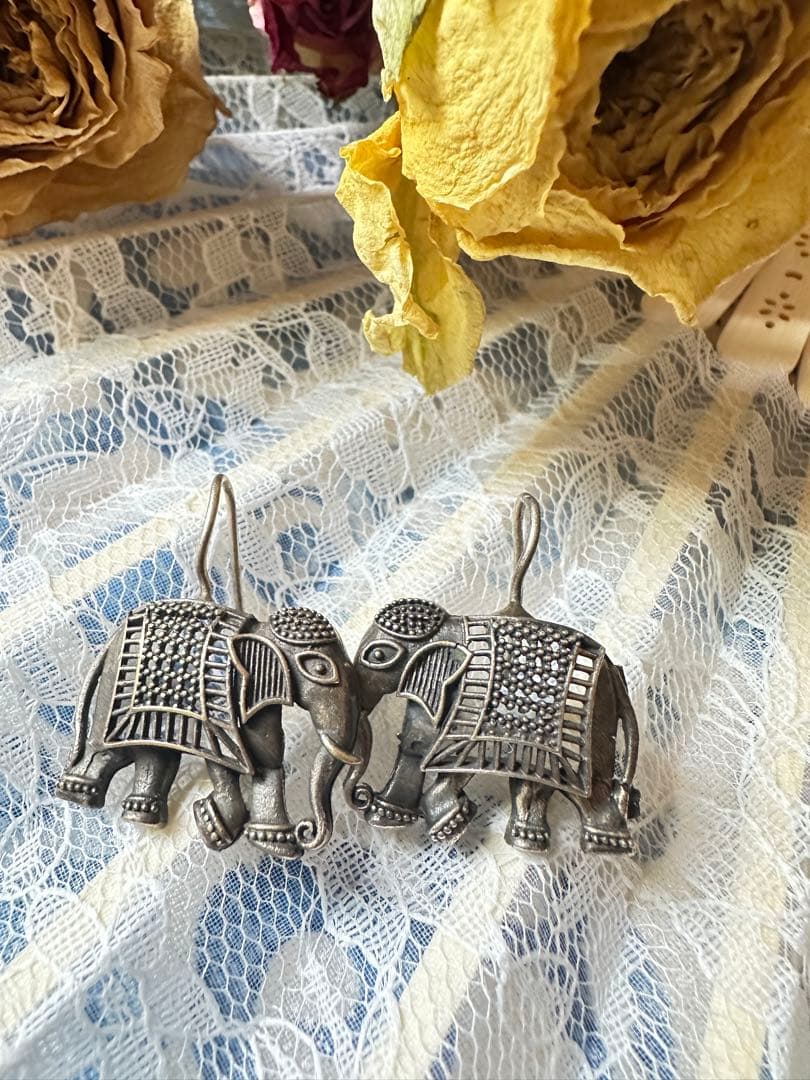 象モチーフ シルバーカラー イヤリング Oxidised Earrings — image 2