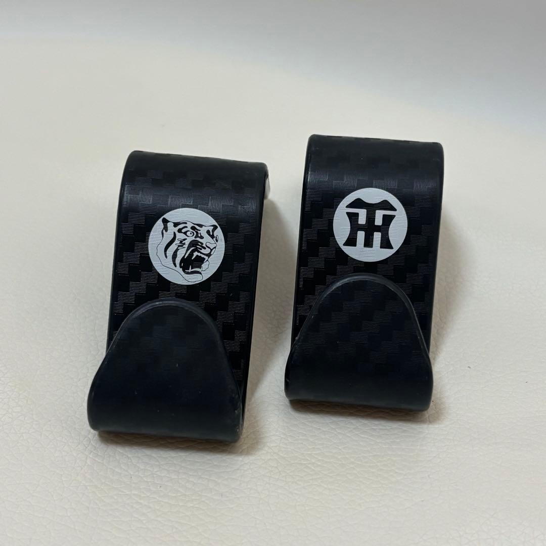 未使用品　阪神タイガース 公式グッズ　ヘッドレストフック　車　カー用品　2個 — image 2