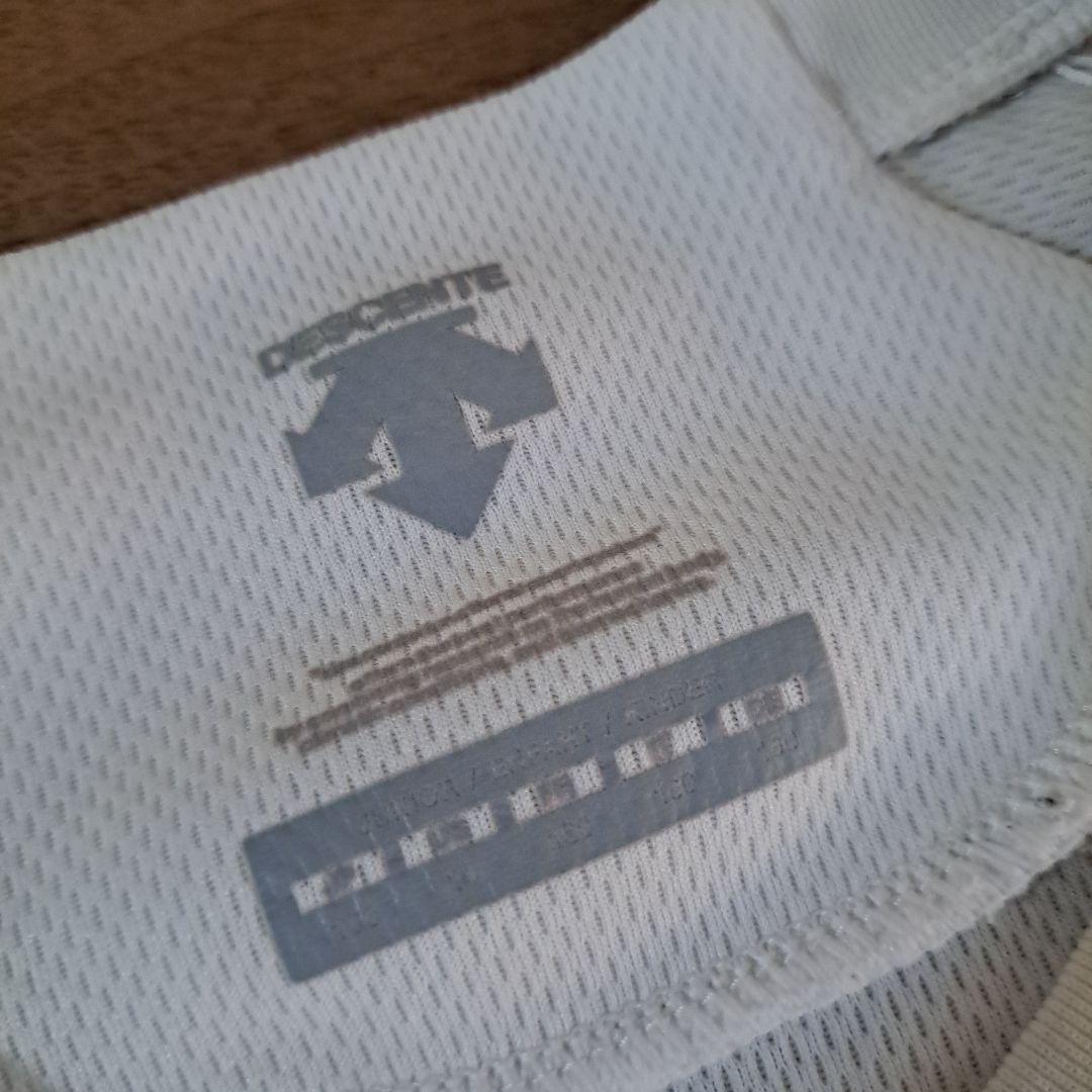 DESCENTE　ホワイトVネック半袖　160サイズ　2枚セット — image 3