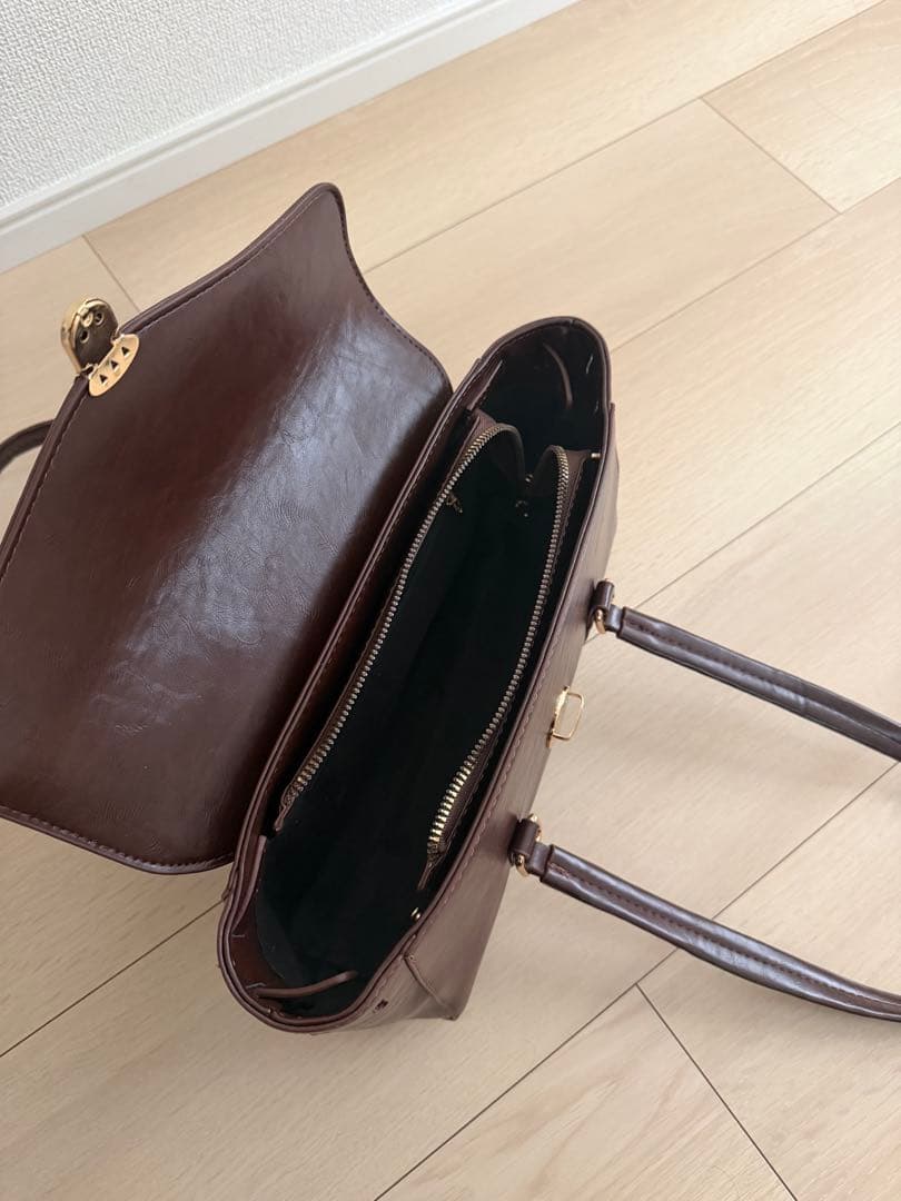 ブラウン ハンドバッグ 横長 ゴールド金具 — image 2