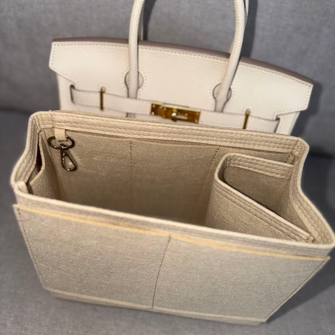 ハンドバッグ ベージュ 白 金の南京錠付き 30cm — image 4